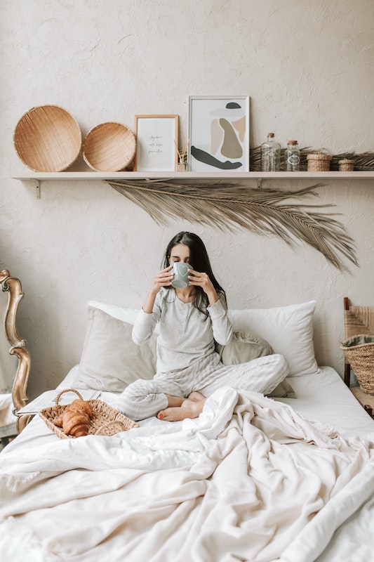 girl in bed enjoying a plastic free breakfast