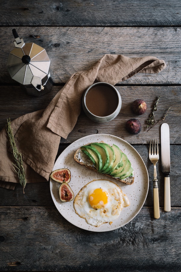 plastic free breakfast of eggs, avocado on toast and coffee